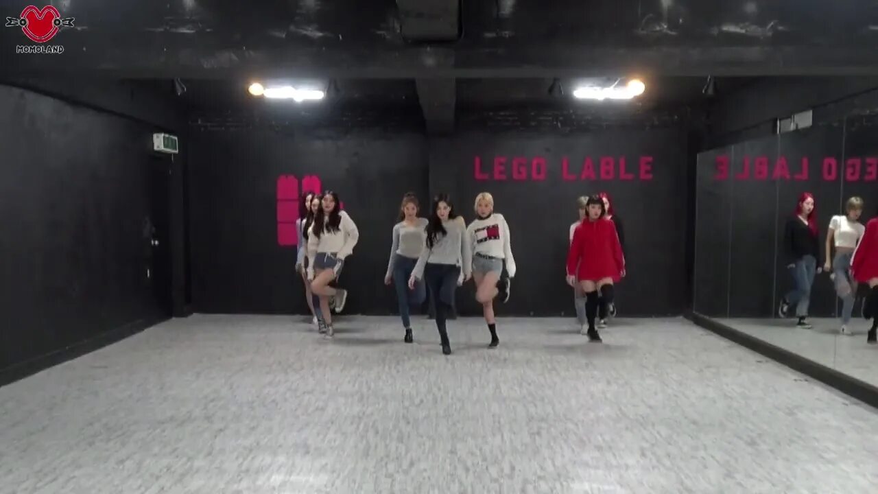 Песню бум бум бум танец. MOMOLAND Boom Boom Dance. Бум бум момолэнд танец. MOMOLAND BBOOM BBOOM Dance Practice. MOMOLAND Dance Practice.