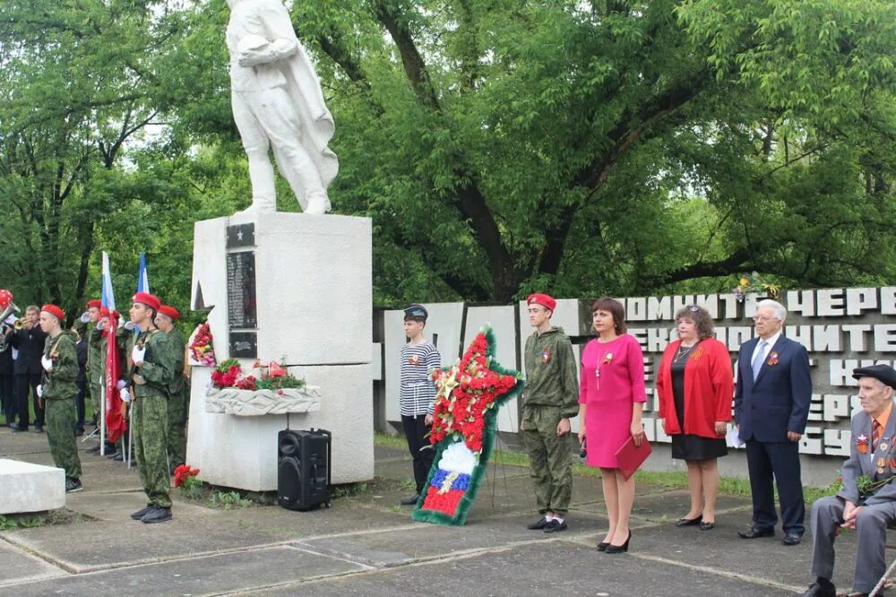 Школа в Куйбышево Бахчисарайского района. Поселок Куйбышево. Памятник в Куйбышево Бахчисарайский район. Аллея героев поселок Куйбышево.