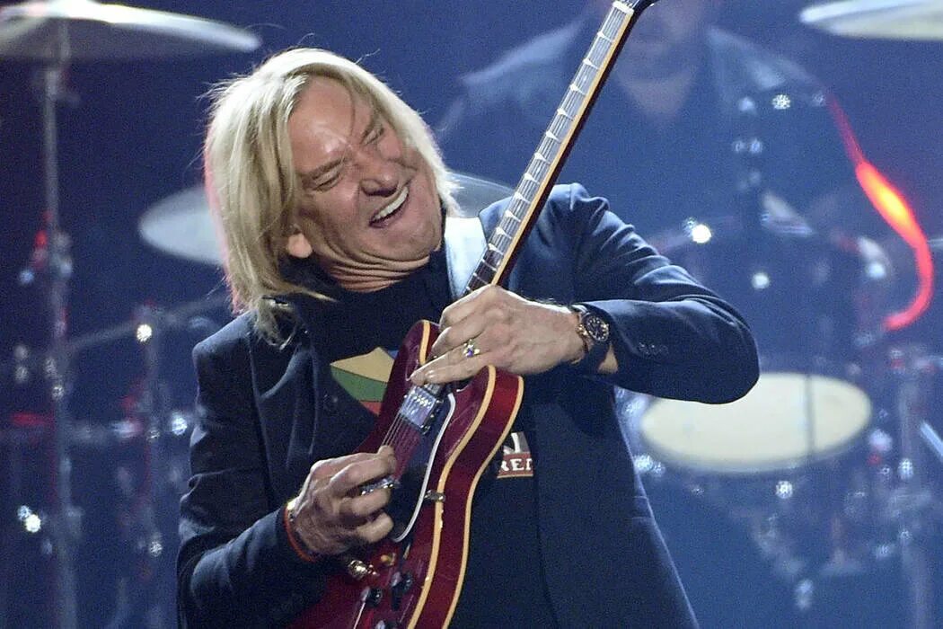 Joe walsh. Джо уолш (joe walsh). джо уолш гитарист eagles. джо уолш 2025. музыканты группы иглс джо уолш.