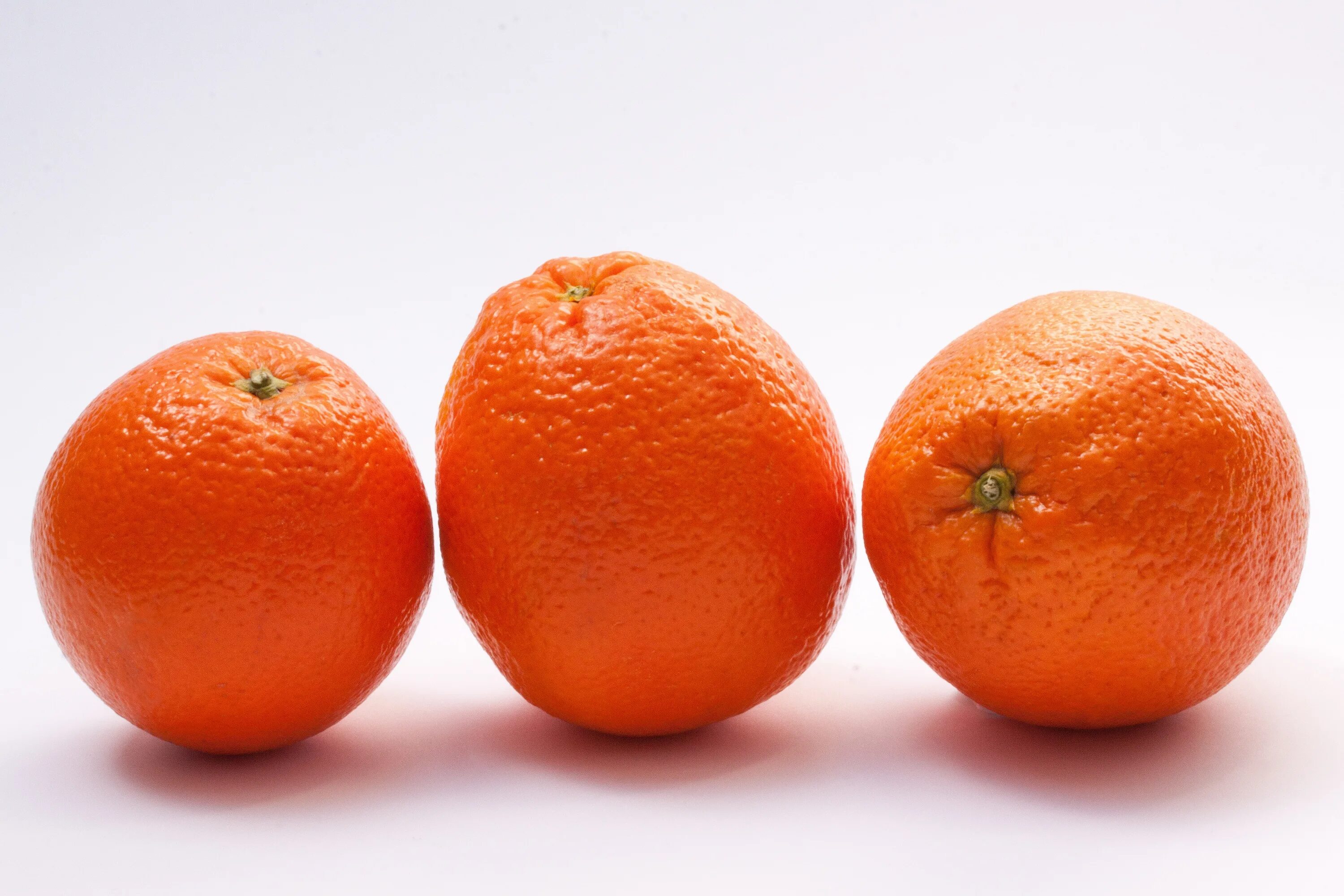 Почему мандарин оранжевый. Апельсин. 2 Апельсина. Апельсин на белом фоне. Оранжевый фрукт.