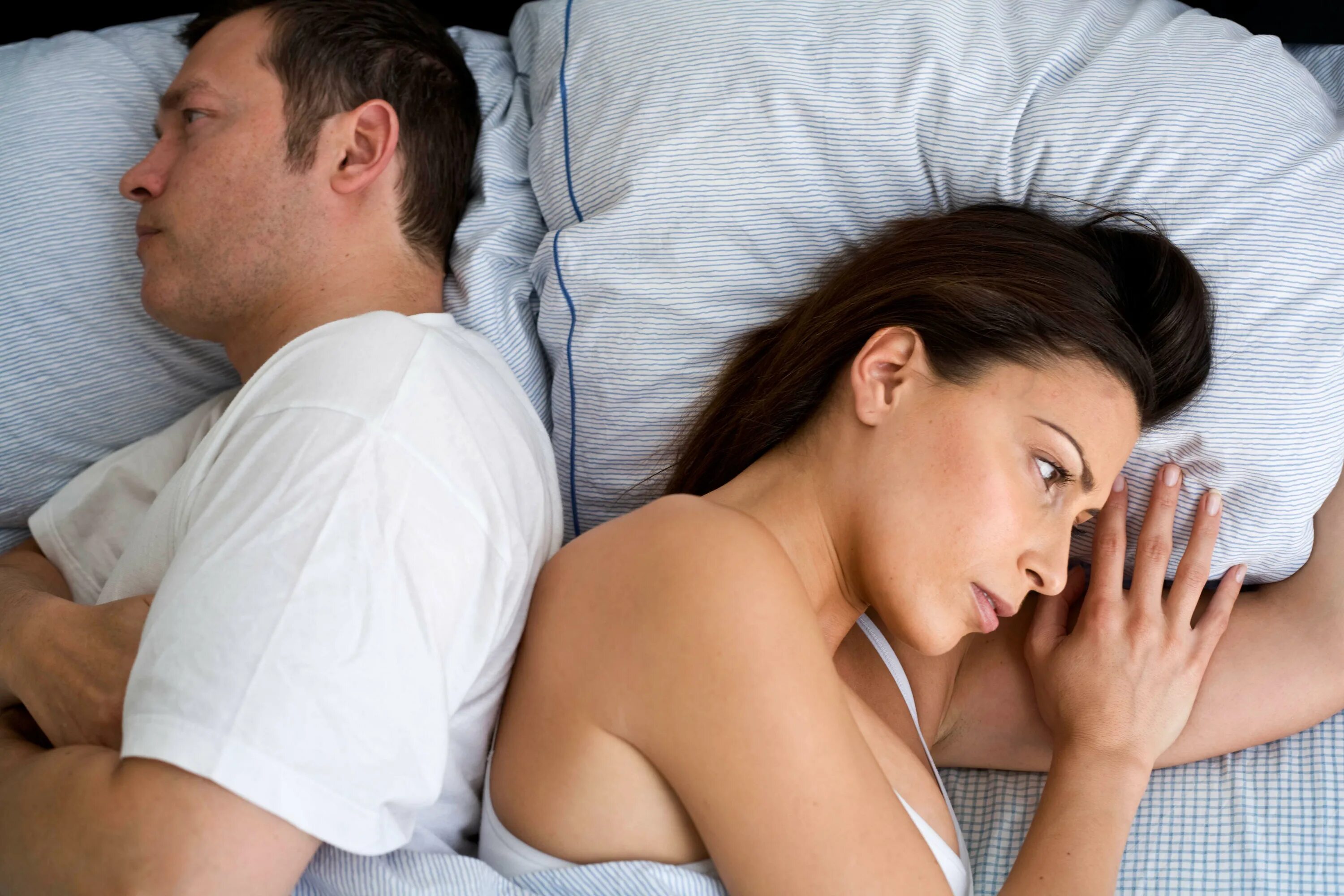Мужчина и женщина в постели. Половое влечение. Проблемы в интимной жизни. Супружеские отношения в постели.