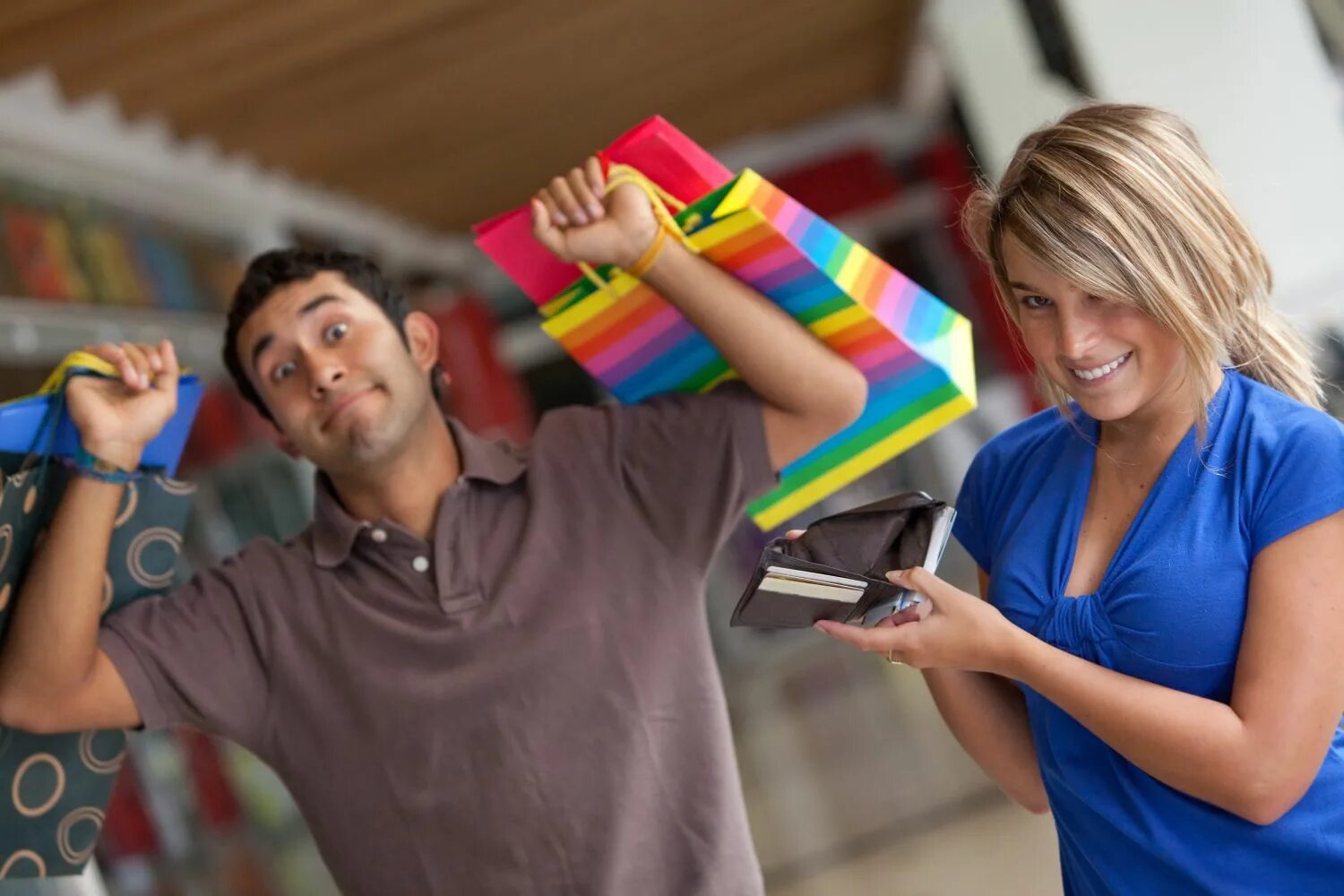 просроченный товар. покупатель сделал две. розничный магазин картинки. потребитель в магазине. покупатель в магазине.