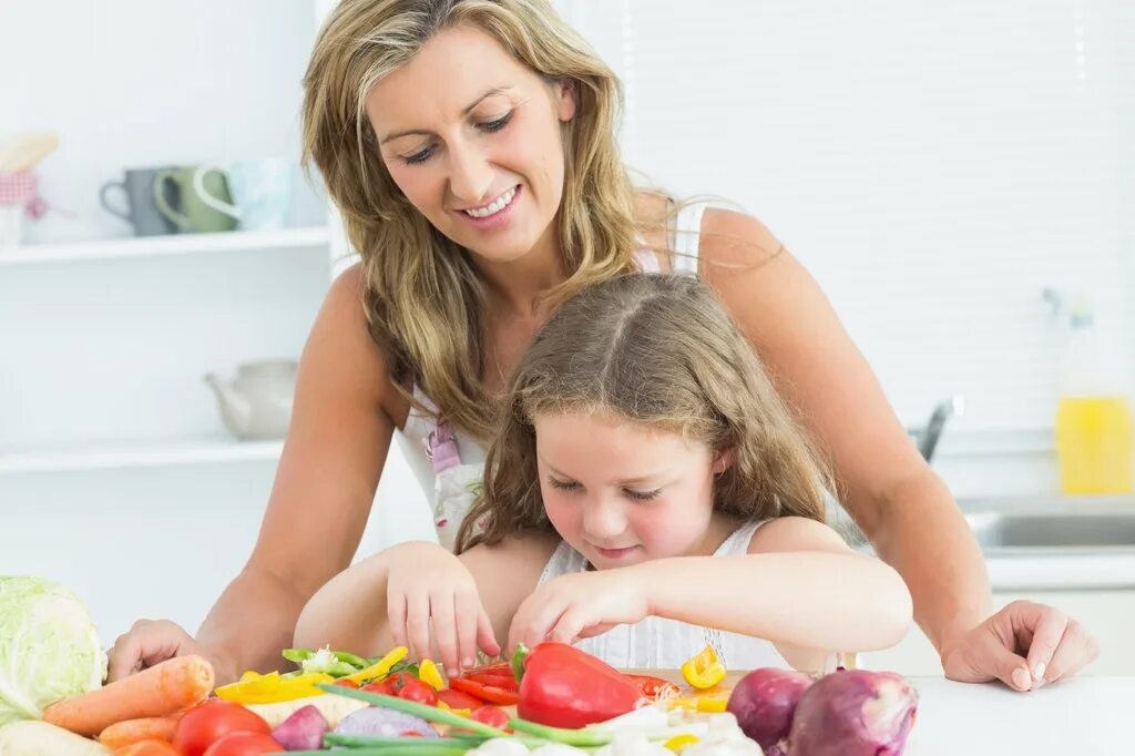 мать научила дочь. мать утешает дочь. учит дочь любви. две девочки балуются. нелюбящая мать.