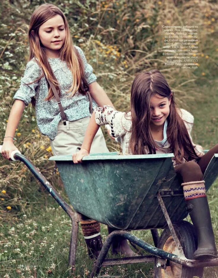 Tiny daughters. Девочка в деревне. Лучшие подруги с детства. Девочки подружки. Деревенские подружки.