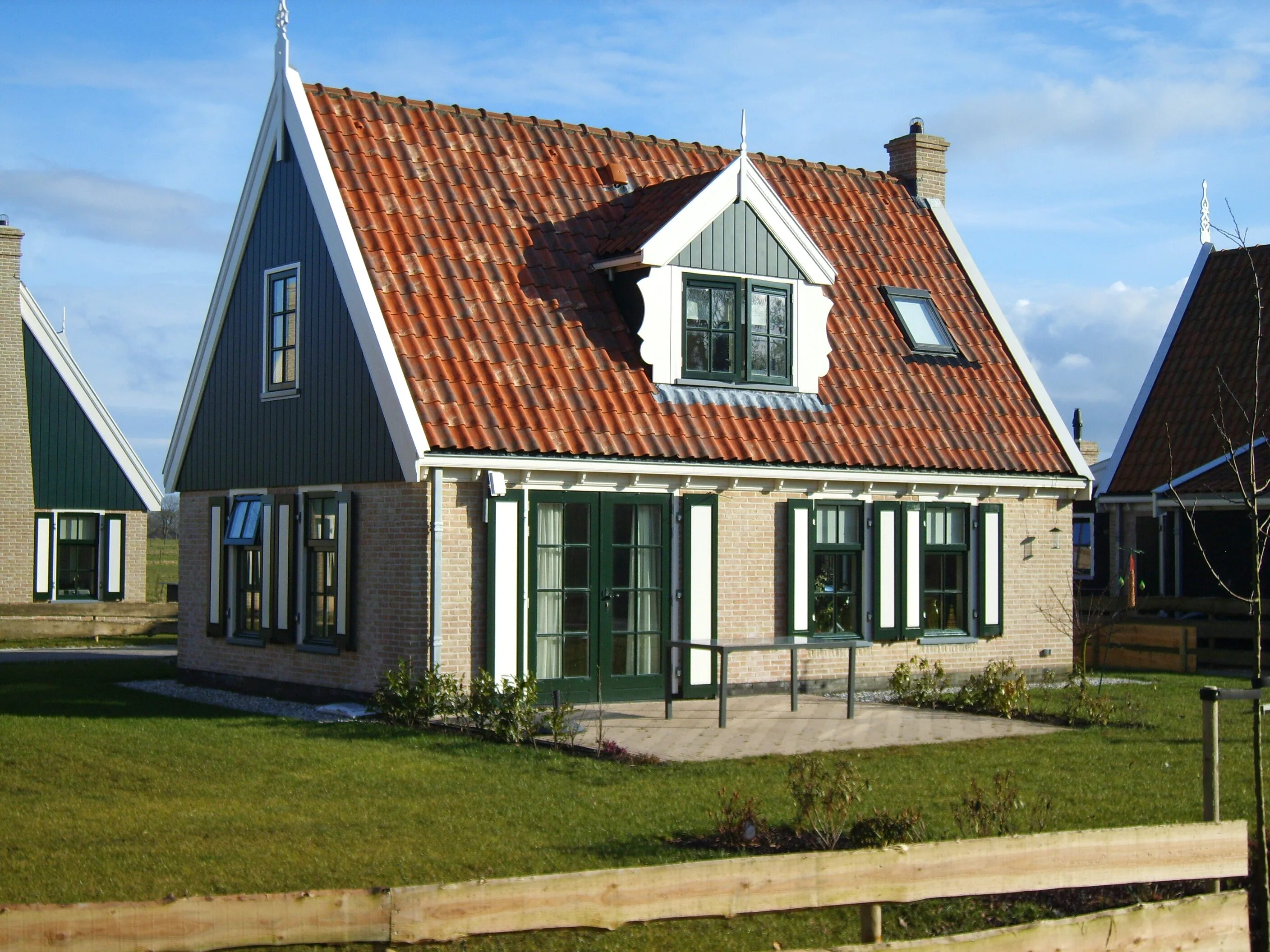 Домик в голландском стиле. Голландский стиль в архитектуре. Фасад дома в голландском стиле. Фасады голландских домов. Голландский дом отзывы