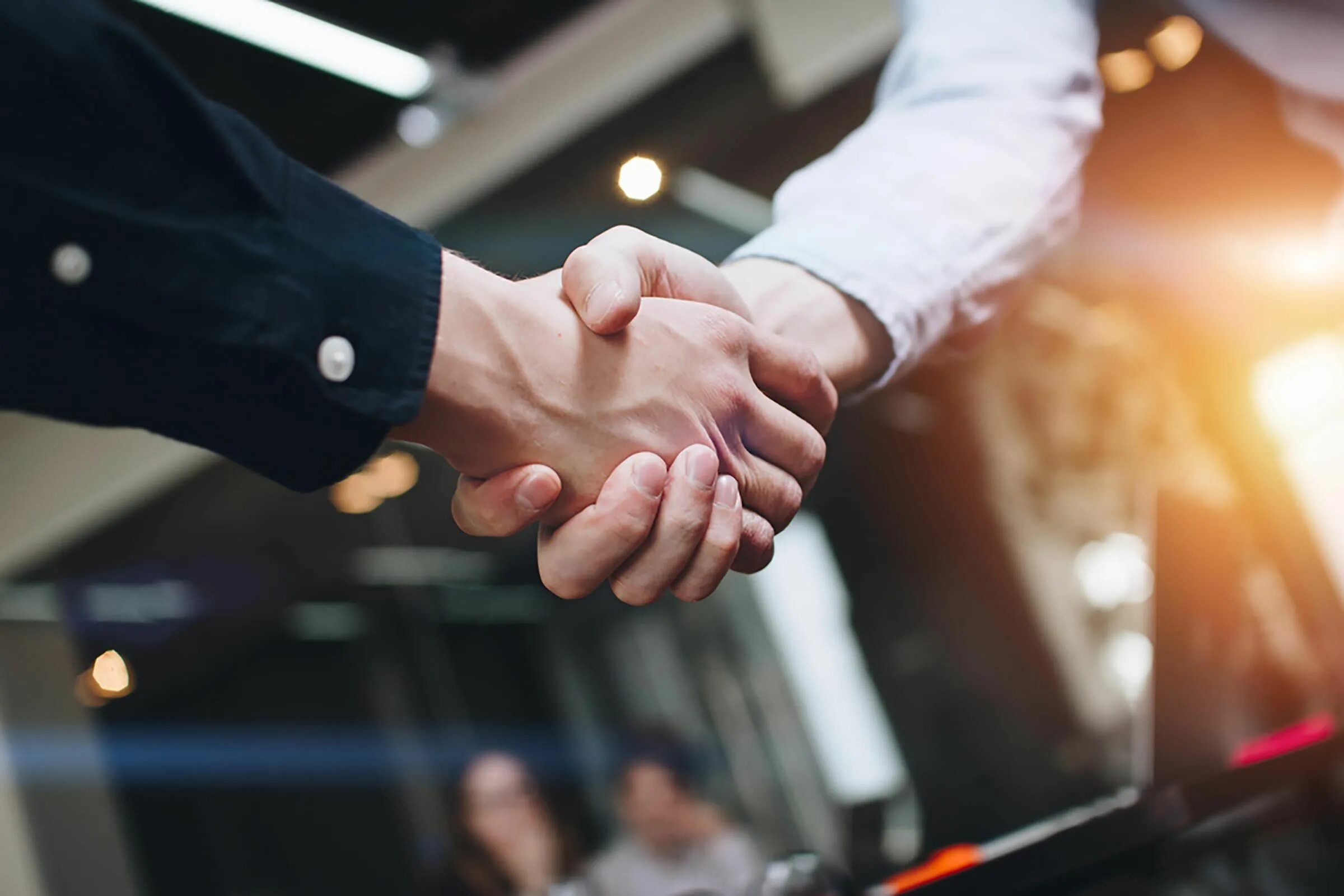 Client handshake. Бизнес рукопожатие. Рукопожатие партнеров. Пожатие рук. Рукопожатие бизнесменов.