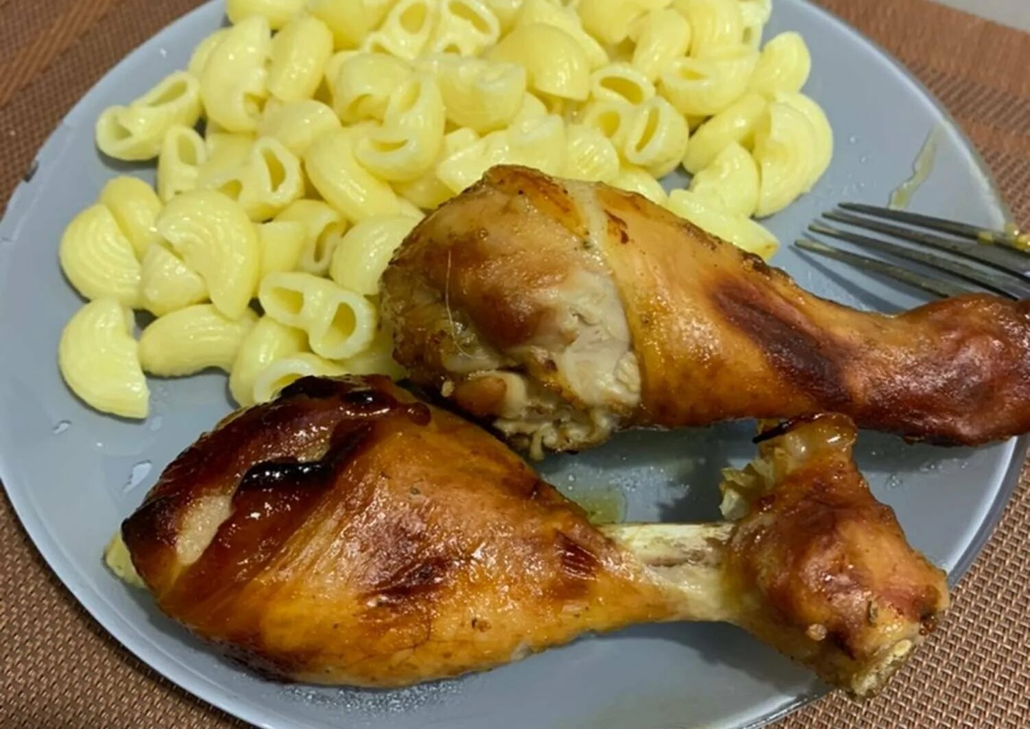 Рецепт куриных в духовке с макаронами. Куриные ножки с макаронами. голень с макаронами в духовке. макароны с курицей в духовке. куриные ножки с макаронами в духовке.