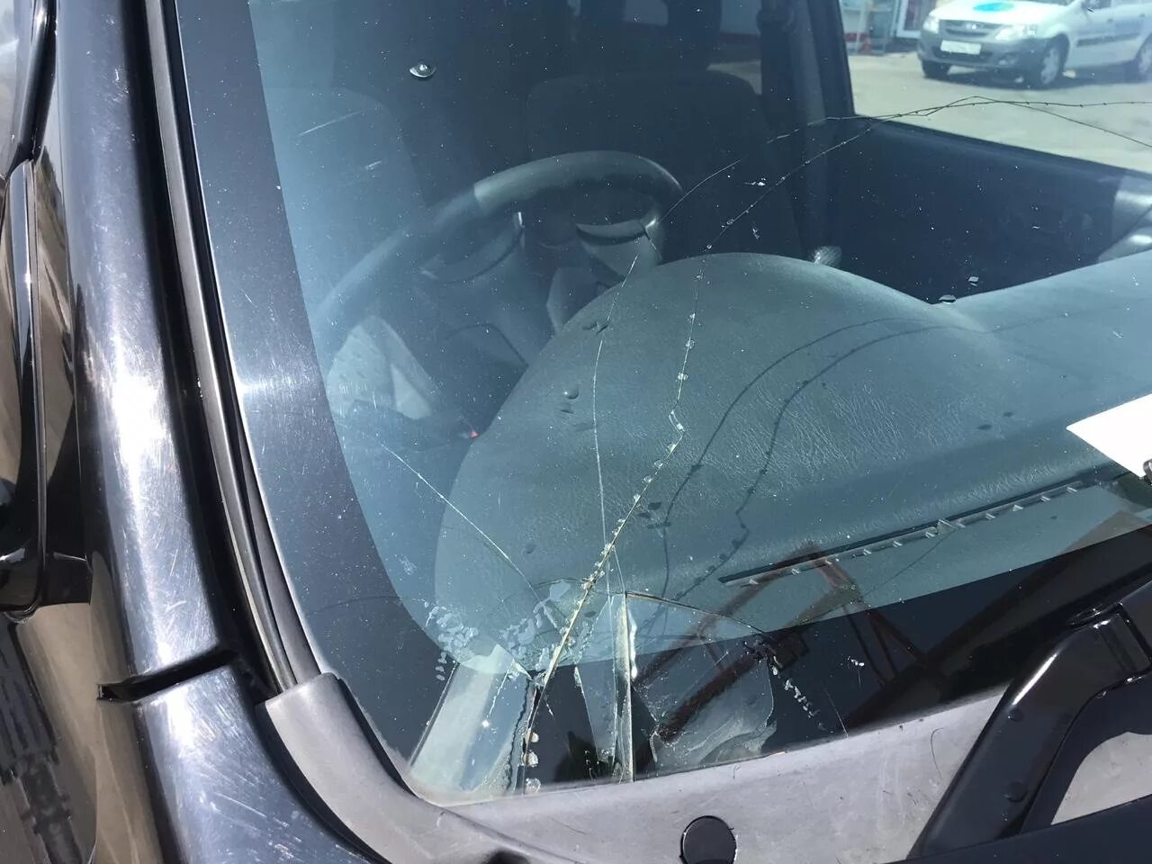 Ветровое стекло Toyota Avensis 2017. Разбитое лобовое стекло на Рено Логан 2008. Треснутое лобовое стекло. Трещина на лобовом стекле.