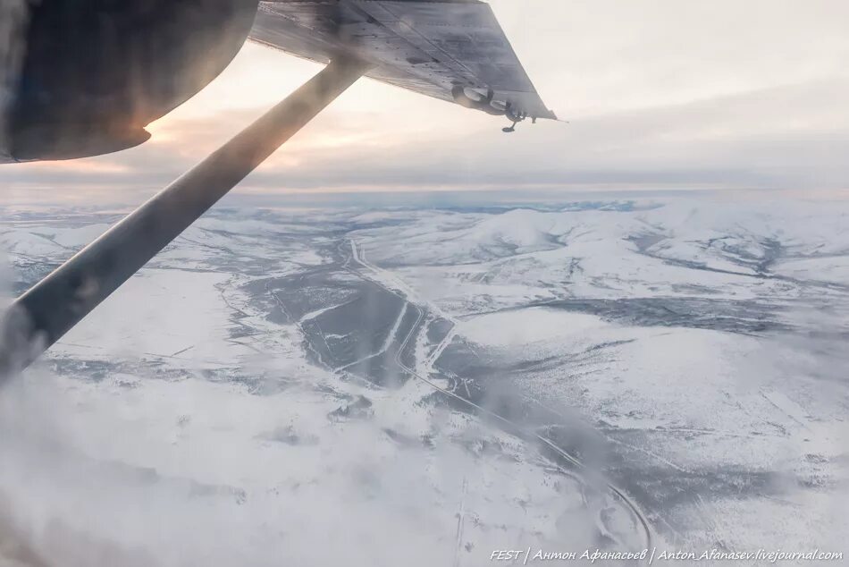 Вид из иллюминатора самолета. Магадана летел через москву прикол. Вид из окна самолета магадан. Самолет ираэро магадан. Москва магадан самолет.