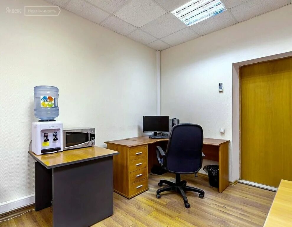 The офис. интерьер маленького офиса 20 м2. реальное офисное рабочее место. юридический адрес фото. офис 15 кв м.