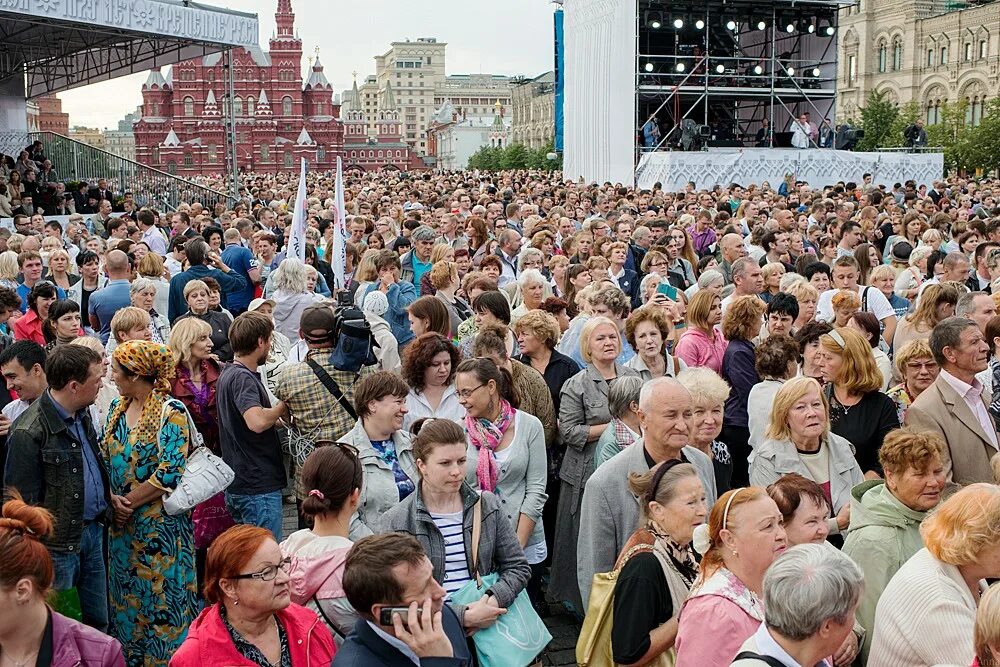 Население москвы выросло. Народ на площади. Много людей на площади. Жители Москвы. Население Москвы.