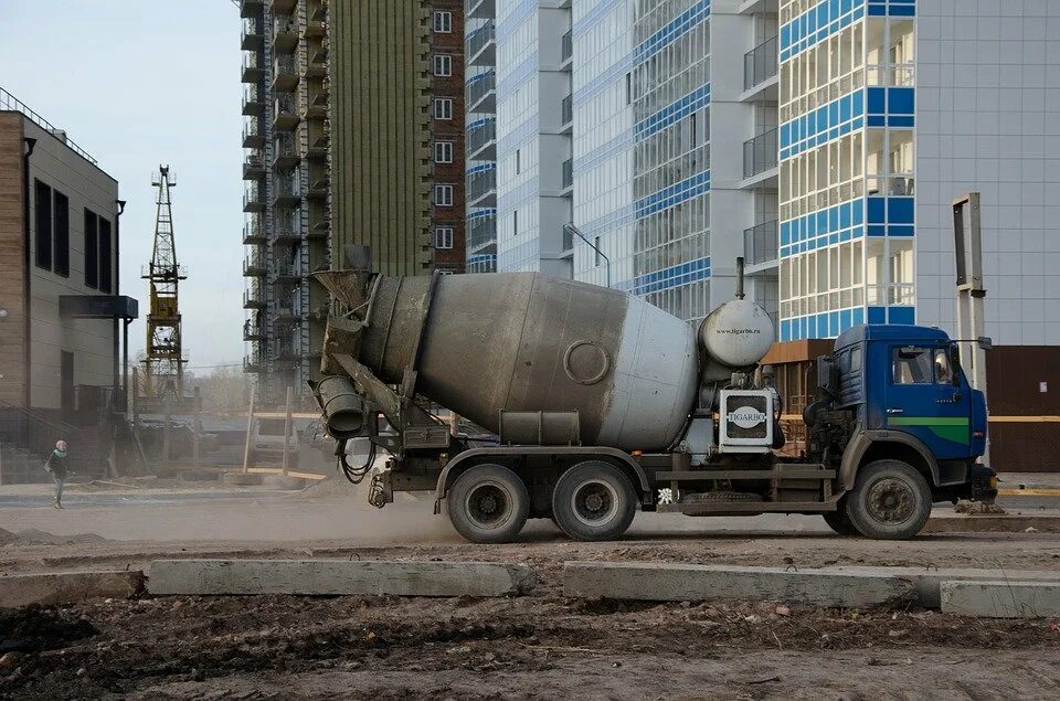 Бетономешалка на стройке. Бетона мешалка. Автобетоносмеситель. Бетономешалка с бетоном. Купить бетон недорого