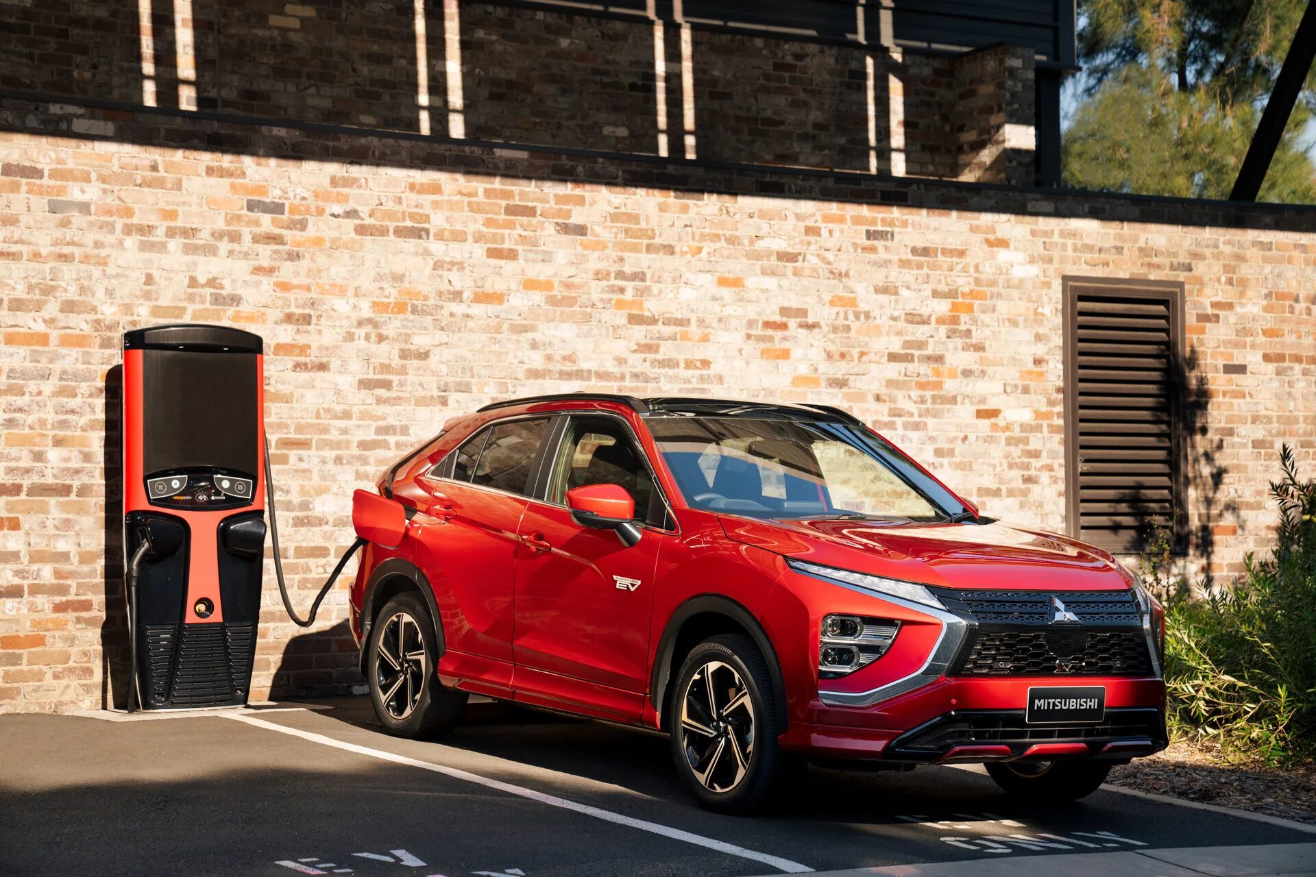 Phev гибриды. Mitsubishi Eclipse Cross PHEV. Mitsubishi Eclipse Cross PHEV 2021. Митсубиси Эклипс кросс 2022. Mitsubishi Эклипс кросс 2022.