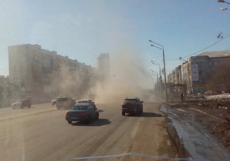 Пыльный город где то. Пыльная дорога в городе. Пыль от машин в городе. Запыленность дорог в городе. Пыль на дороге.