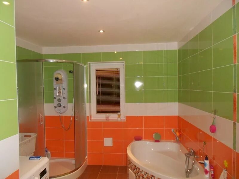 Услуги ремонта ванной комнаты. Оранжево зеленая ванная комната. Отделка ванной комнаты и туалета. Ванная оранжевая с зеленым. Ванная в зеленых тонах.