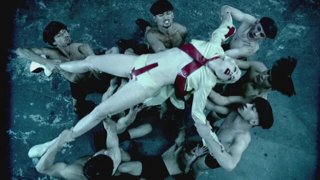 Сиськи Lady Gaga в толпе