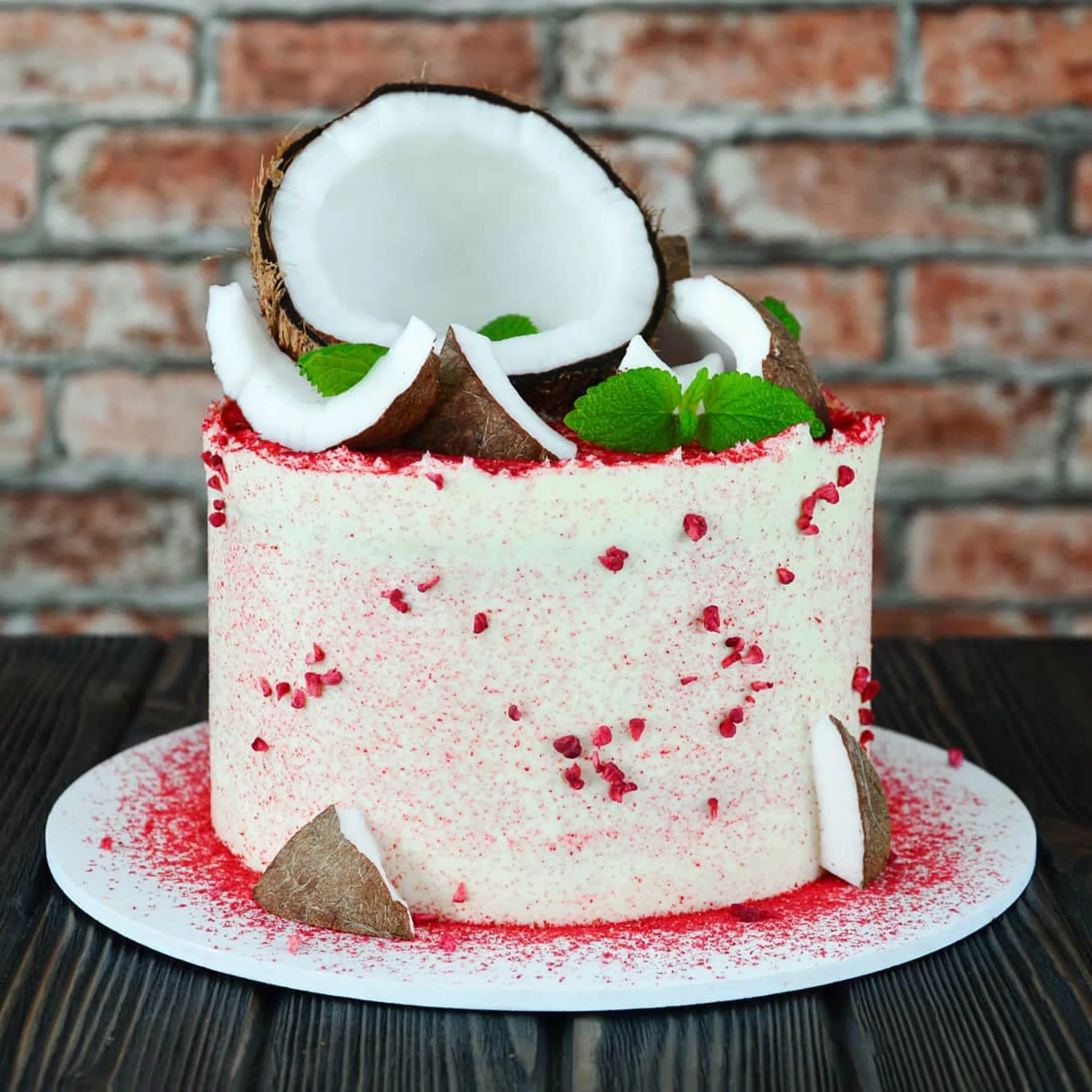 День кокосового торта. Торт малина Кокос. Торт Кокос мята клубника. Торт с кокосом декор. Украшение торта кокосовой стружкой.