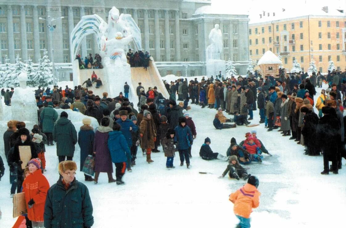 Новый год в 90 е годы. Новый год 90-е. Лихие 1990-е москва. Новосибирск ссср площадь ленина. Елка на площади ленина воронеж девяностые.