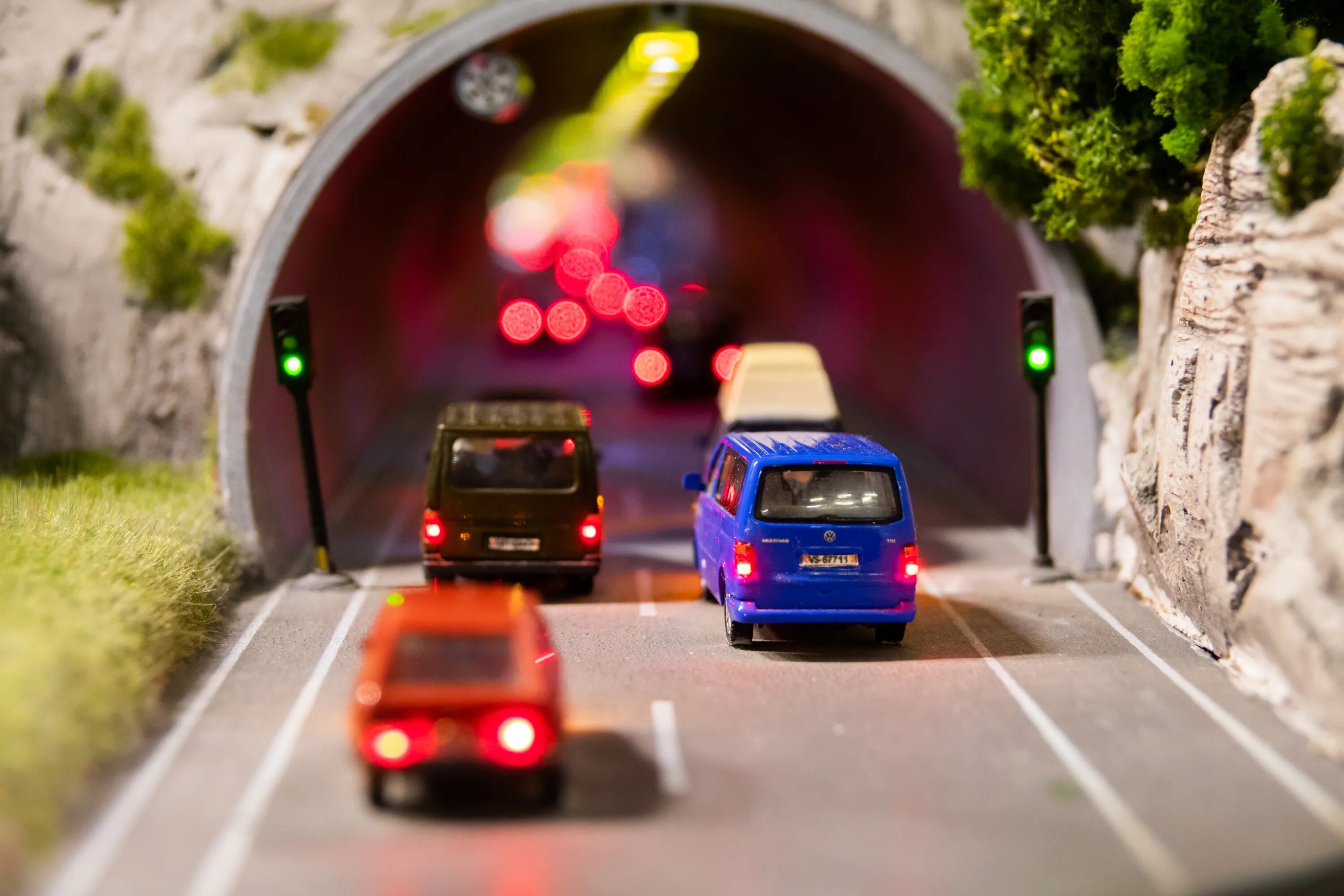Включи машина на улице. Автомобиль в тоннеле. Туннель для машин. Машина едет в тоннель. Тоннель для машинок.