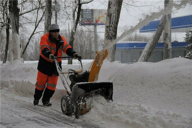 Очистка снега техникой. Снегоуборочная техника. Уборка снега. Снегоуборочная техника для тротуаров. Техника для уборки снега на тротуарах.