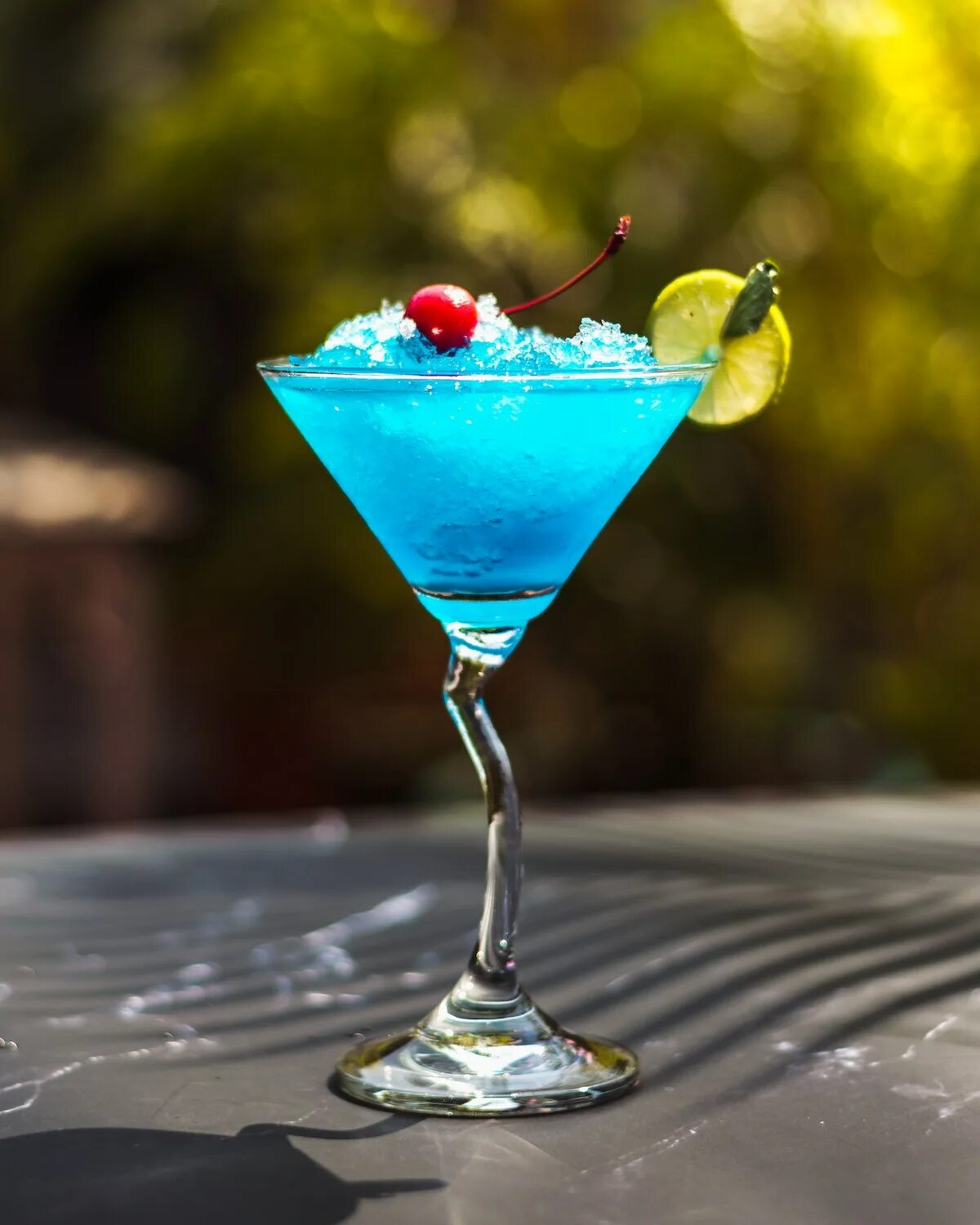 Голуба лагуна коктейль. Блю кюрасао. водка голубая лагуна бутылка. кюрасао.