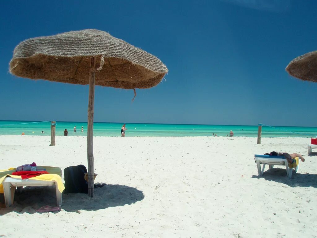 Какие предметы на пляже. Тунис остров Джерба море. Тунис Джерба пляжи. Djerba Тунис. Остров Джерба ТУНИСТУНИС.