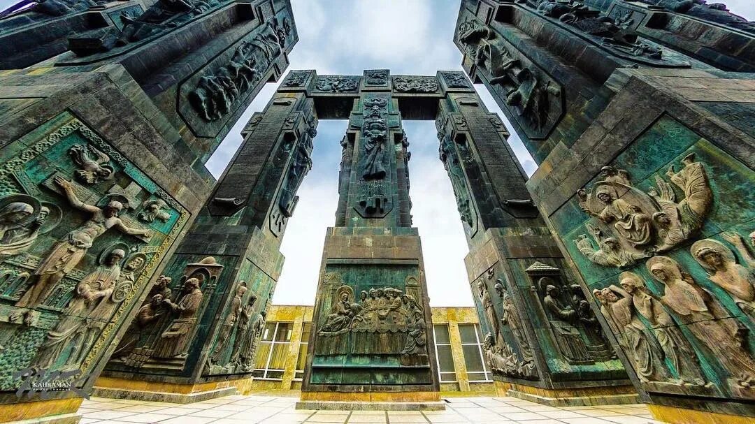 Мемориал хроники грузии. Мемориал хроники грузии тбилиси. История грузии монумент церетели. Стоунхендж тбилиси. Монумент церетели в тбилиси.