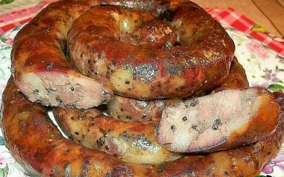 домашняя колбаса. домашняя колбаса в духовке. домашний колбаса в дегидраторе. домашние колбаски в кишке. дом колбаса.