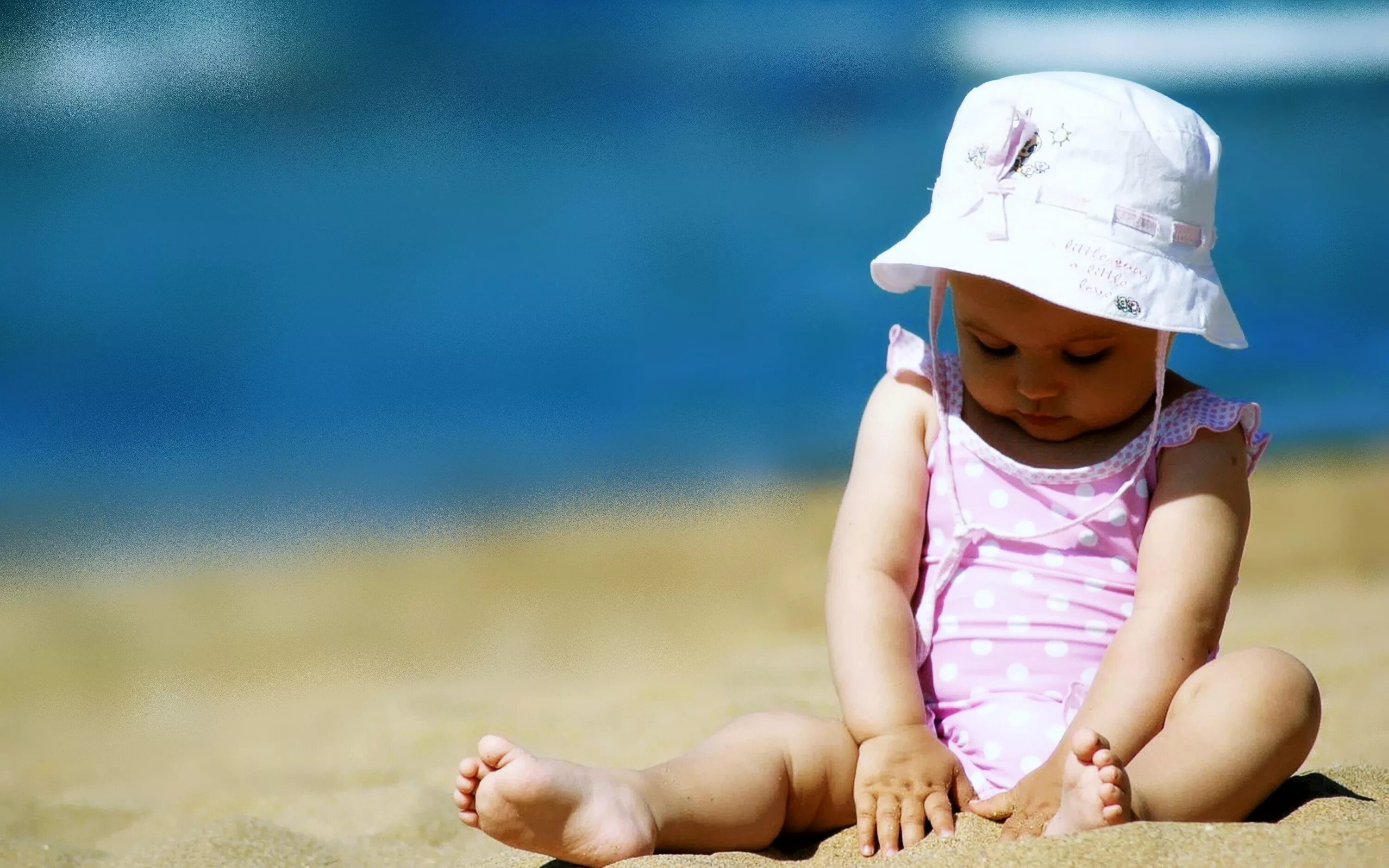 Лето дети море. Малыш на пляже. Детишки на пляже. Детская фотосессия на море. Девочки дети пляж