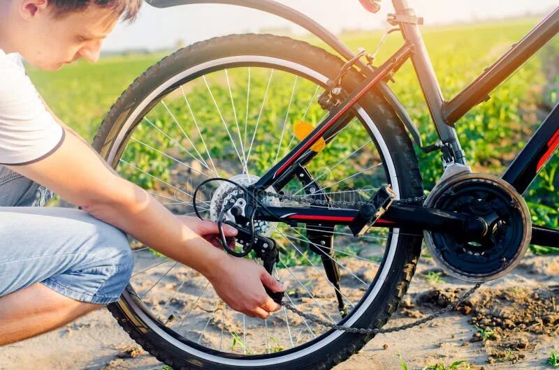 Чинит велосипед. Велосипед починка на дороге. Repairing Bicycles. Ремонт велосипеда в дороге. The bike being repaired