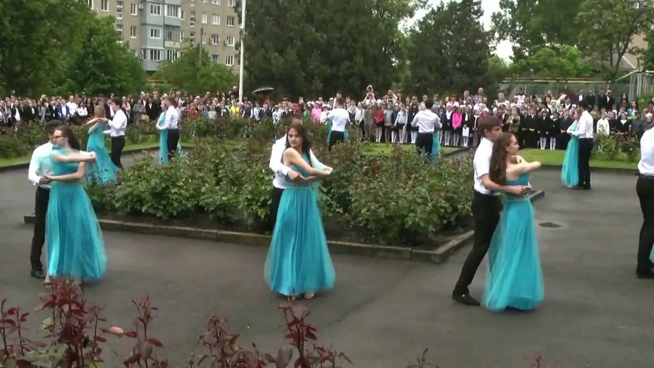 Платье для вальса на последний звонок. Платье для школьного вальса на выпускной. Платья на вальс в школу. Платье для вальса на выпускной 11 класс.