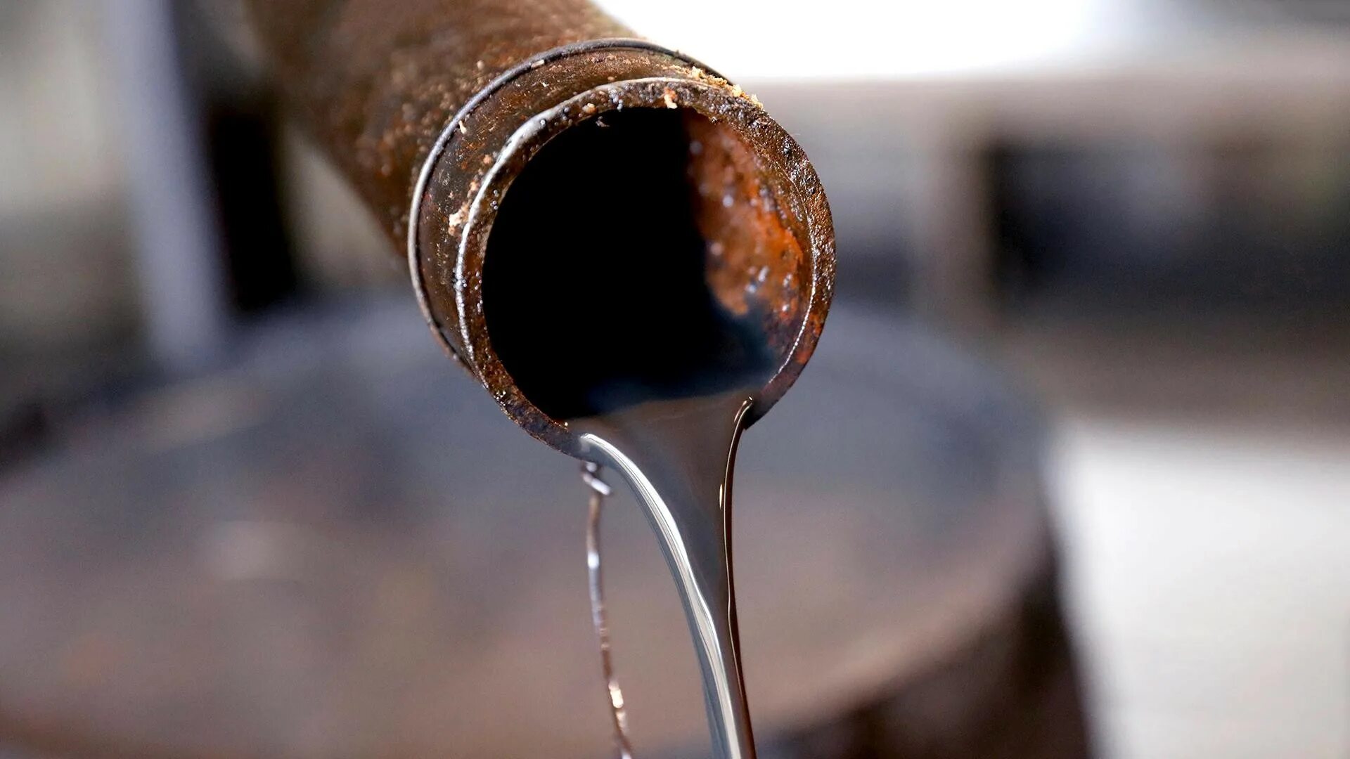 Сырая нефть. Oil нефть. нефть льется. нефти манки. petrol oil pitalet.