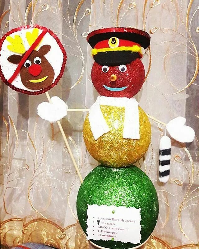 Игрушка на елку безопасность дорожного движения. Елочная игрушка пдд. Игрушка на елку пдд. Новогодняя игрушка по пдд. Новогодняя игрушка в стиле пдд.