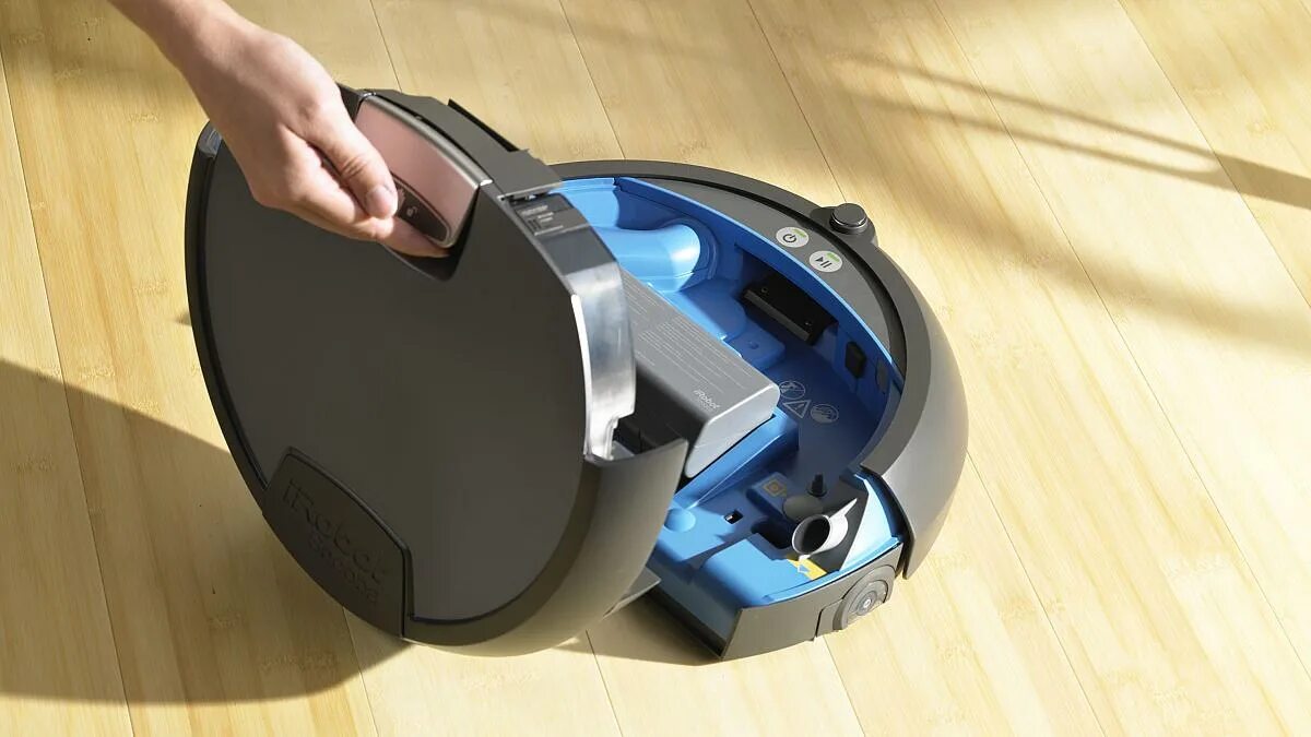 Можно ли в робот пылесос добавлять моющее. Scooba 390. робот пылесос редмонд моющий 2025. щетки для робота пылесоса редмонд. irobot scooba датчик.