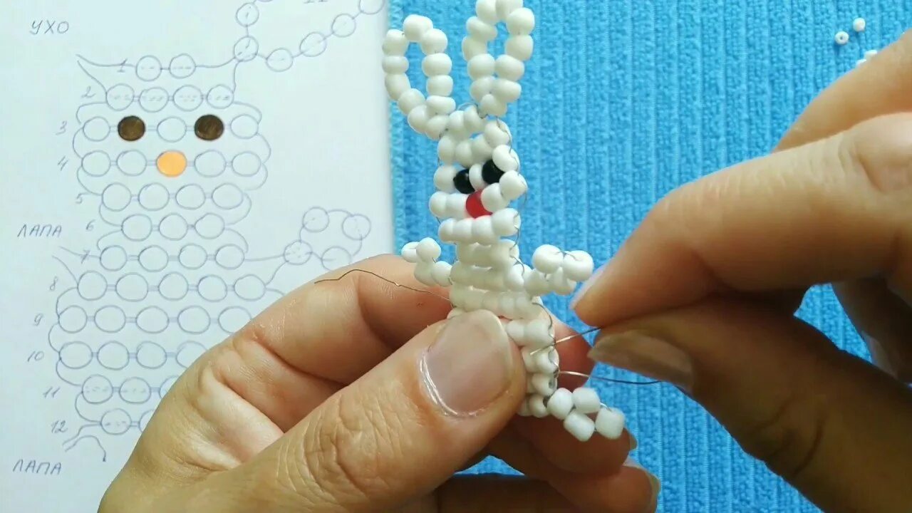Как сделать зайца из бисера. Заяц из бисера. Заяц из бисера объемный. Заяц из бисера объемный. Кролик из бисера.