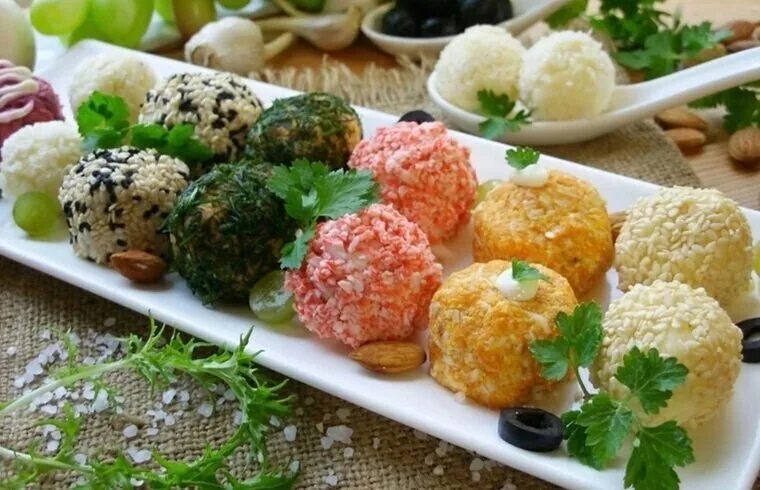 Сырные шарики в ореховой панировке - Лайфхакер
