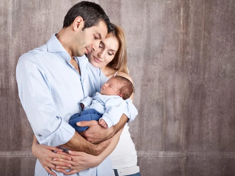 Young parent. Молодые родители. Newborn с родителями. Ньюборн фотосессия с родителями. Ньюборн с родителями.