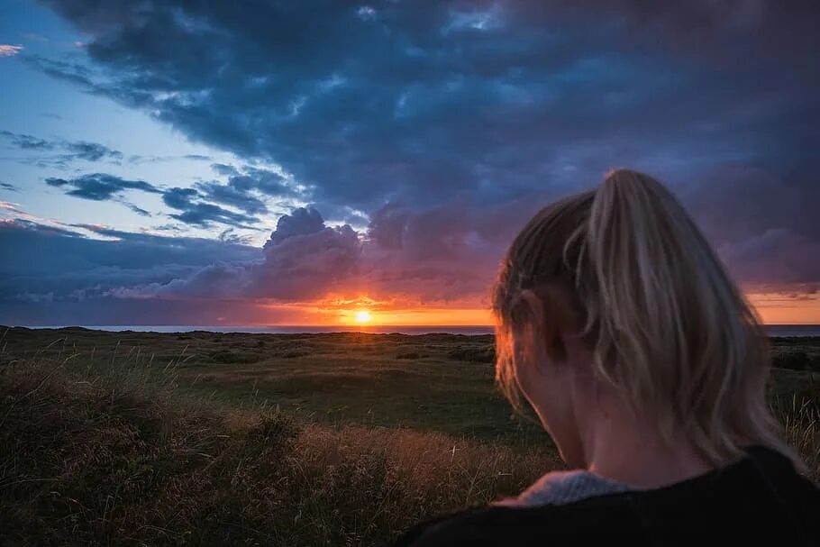 По вечерам над воздух. Апрель женщина закат. A woman looking at the Sun. Pretty Life.