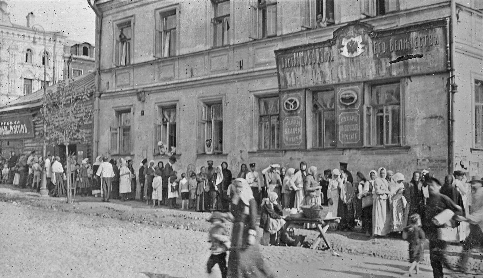 Последний город российской империи основанный в 1916. Очереди за хлебом в Петрограде 1916-1917 годы. Очередь за хлебом Петроград 1917. Хлебные очереди в Петрограде 1917. Февральская революция 1917 очередь за хлебом.