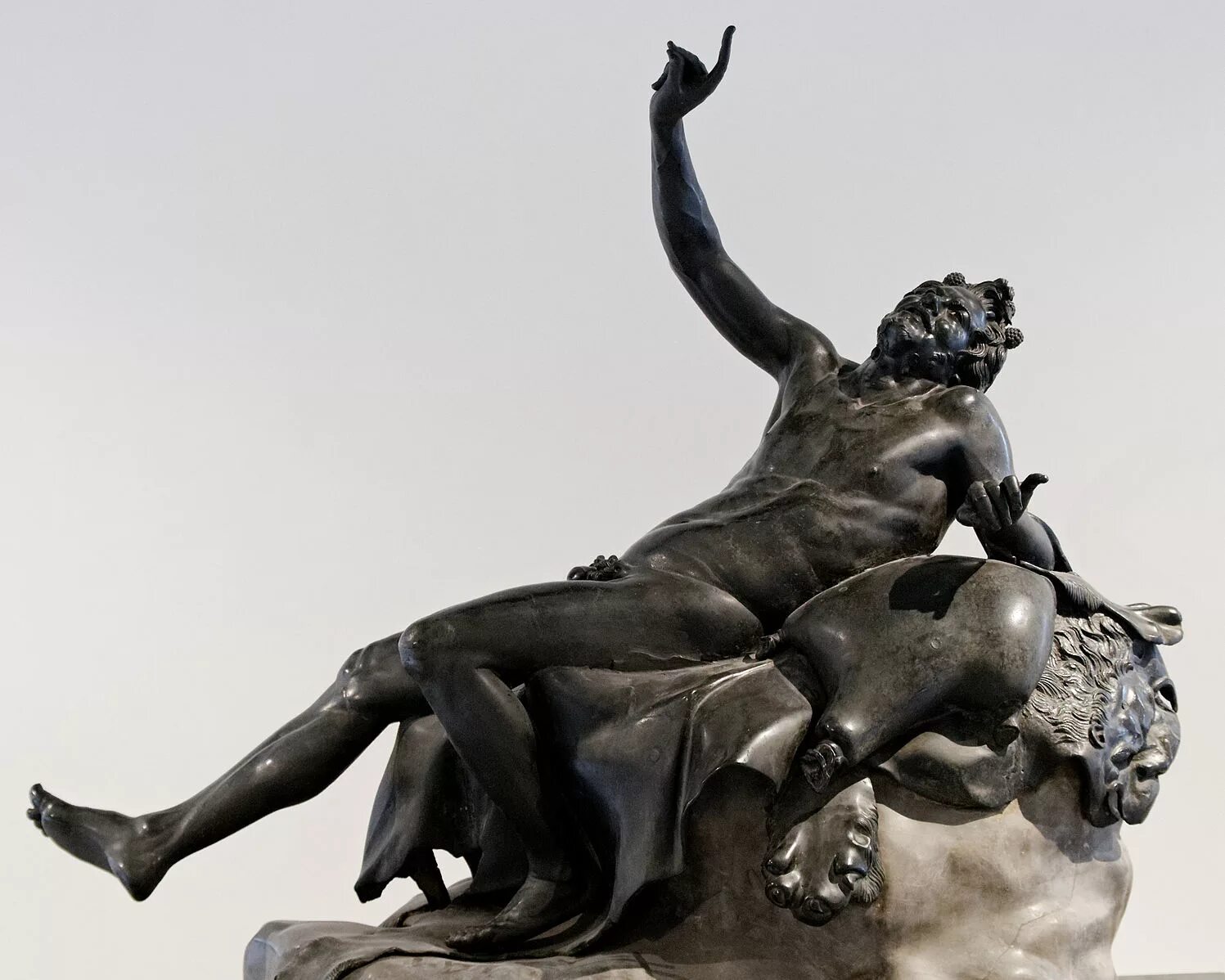 Скульптура сатира. Пан скульптура. Пан скульптура. Сатиры скульптура. Сатира памятник.