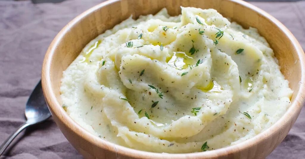 Пюре цветную капусту быстро вкусно. Пюре из цветной капусты. картофельное пюре из цветной капусты. мусс из цветной капусты. картофельное пюре с цветной капустой.