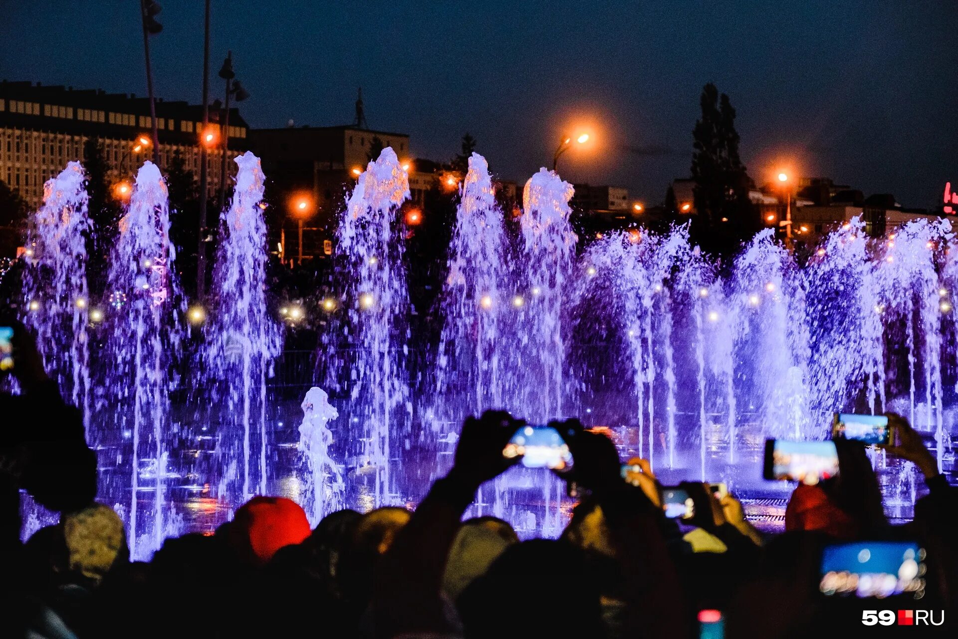 Фонтан пермь. Фонтанфэспланада пермь. пермский фонтан на эспланаде. фонтан у драмтеатра пермь. фонтан эспланада пермь 2025.