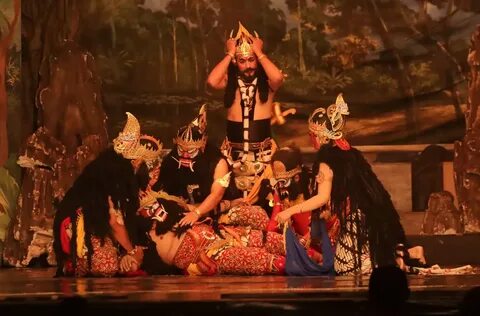 DRAMATIS: Pementasan Wayang Orang Sriwedari yang mengambil lakon Dewi Arimb...