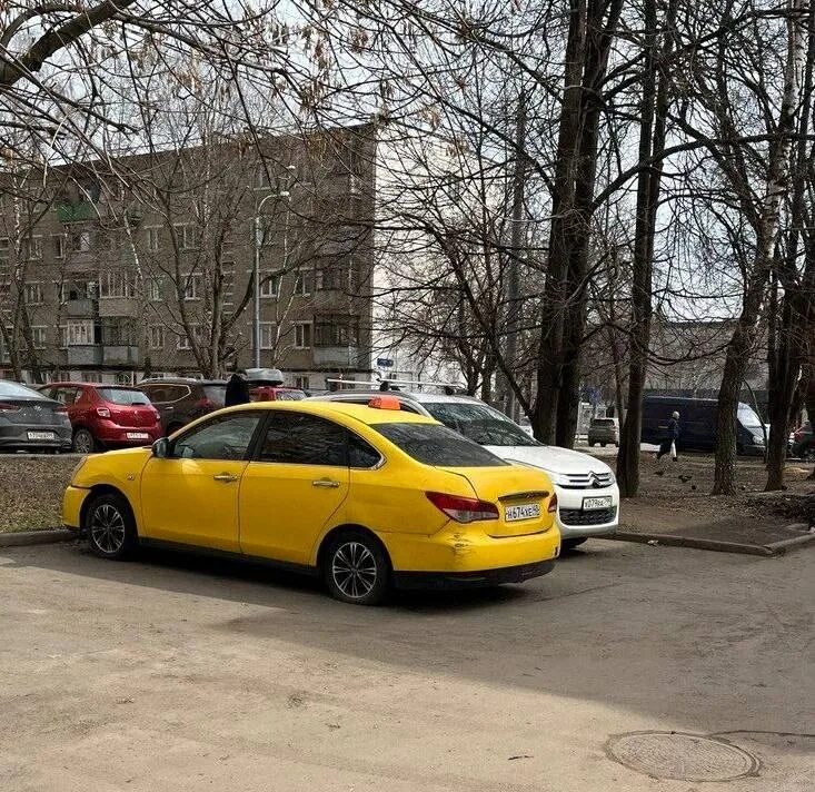 знаки инвалид во дворе жилого дома. машина во дворе. пдд во дворе. машина стоит без движения месяц. в666ат 116 rus.