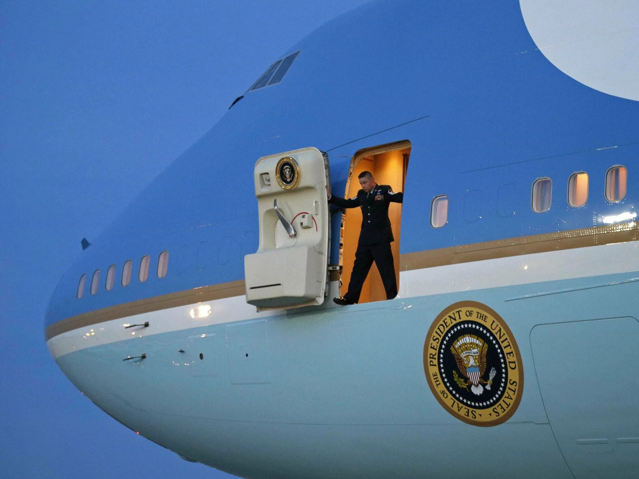 Боинг 747 президента США. Борт 1 президента США. Боинг борт номер 1. Дверь самолета Боинг 747. Открыто авиарейсов