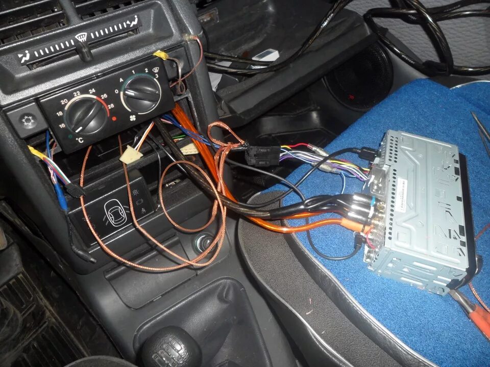 Фонит магнитола ВАЗ 2110. Пищалка для автомобиля на магнитолу. Усилитель звука в машину. Фонит автомагнитола в машине.