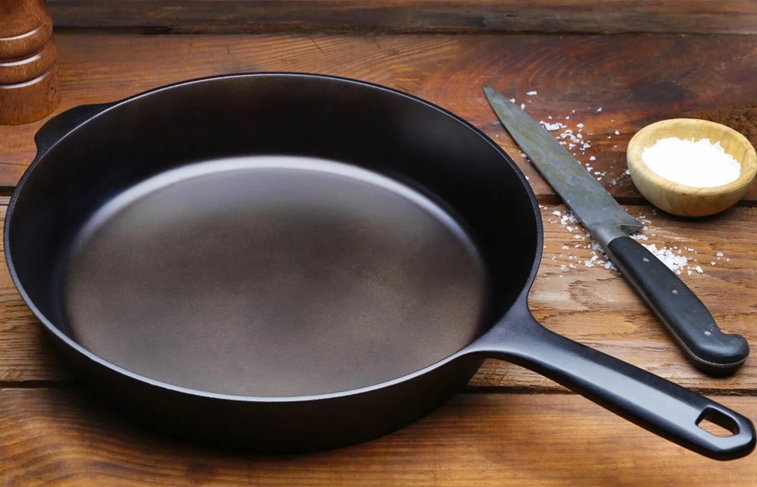 Почему сковорода. Skillet сковородка. прокаленная чугунная сковорода. новая сковородка. погнутая сковорода.