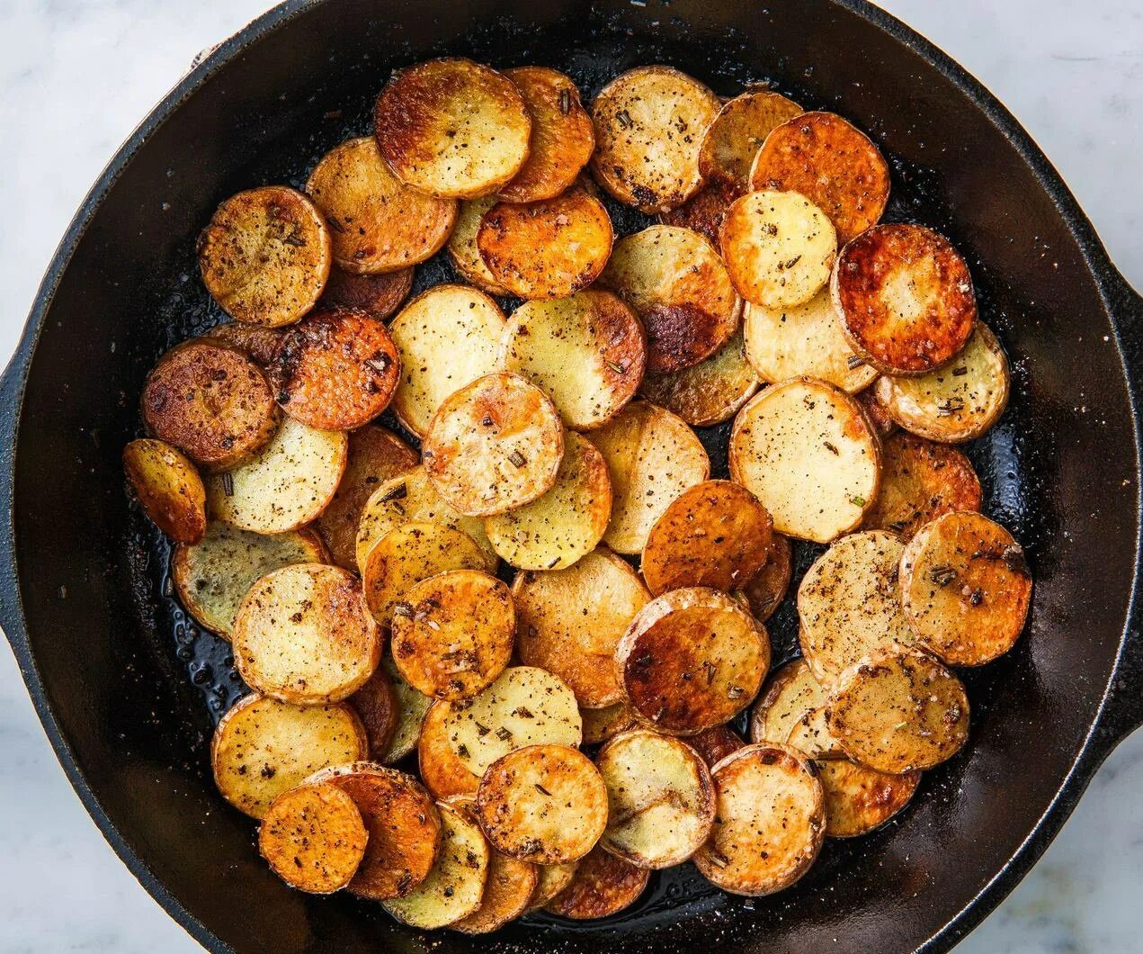 Приготовить пожарить картошку. Картофель на сковороде. Картофель жареный на сковороде. Круглая жареная картошка. Круглая обжаренная картошка.