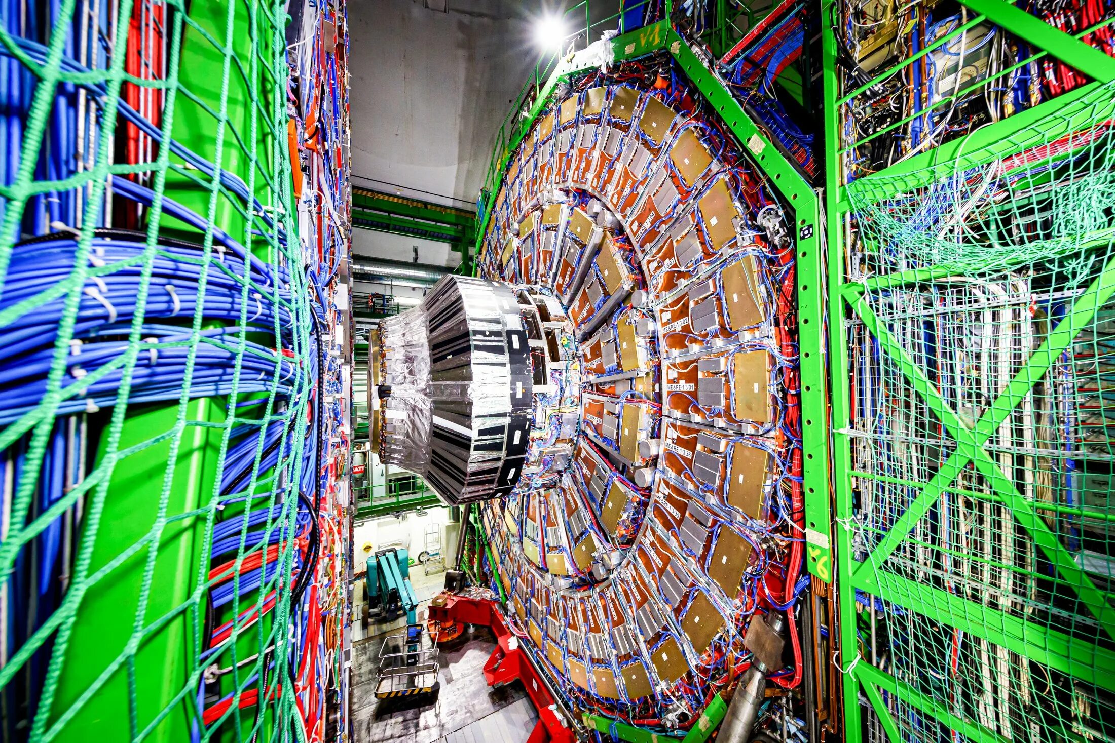 Питер хиггс бозон. Адронный коллайдер 2022. Большой адронный коллайдер в швейцарии. Большой адронный коллайдер в женеве. Адронный коллайдер 2023.