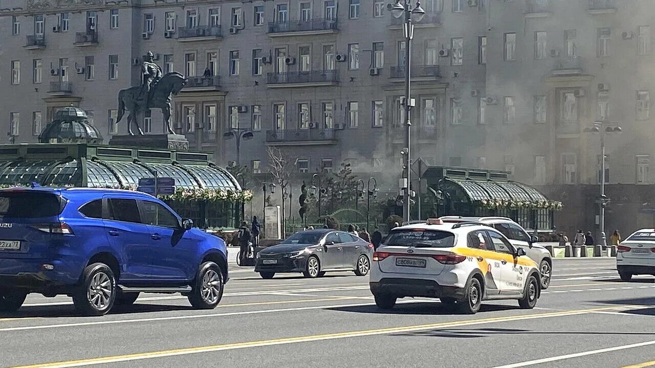 Пушкин тасс. Площадь напротив мэрии Москвы. Фестивальная площадка на Тверской площади. Мэрия Москвы пожар. Фестивальная площадка напротив мэрии.